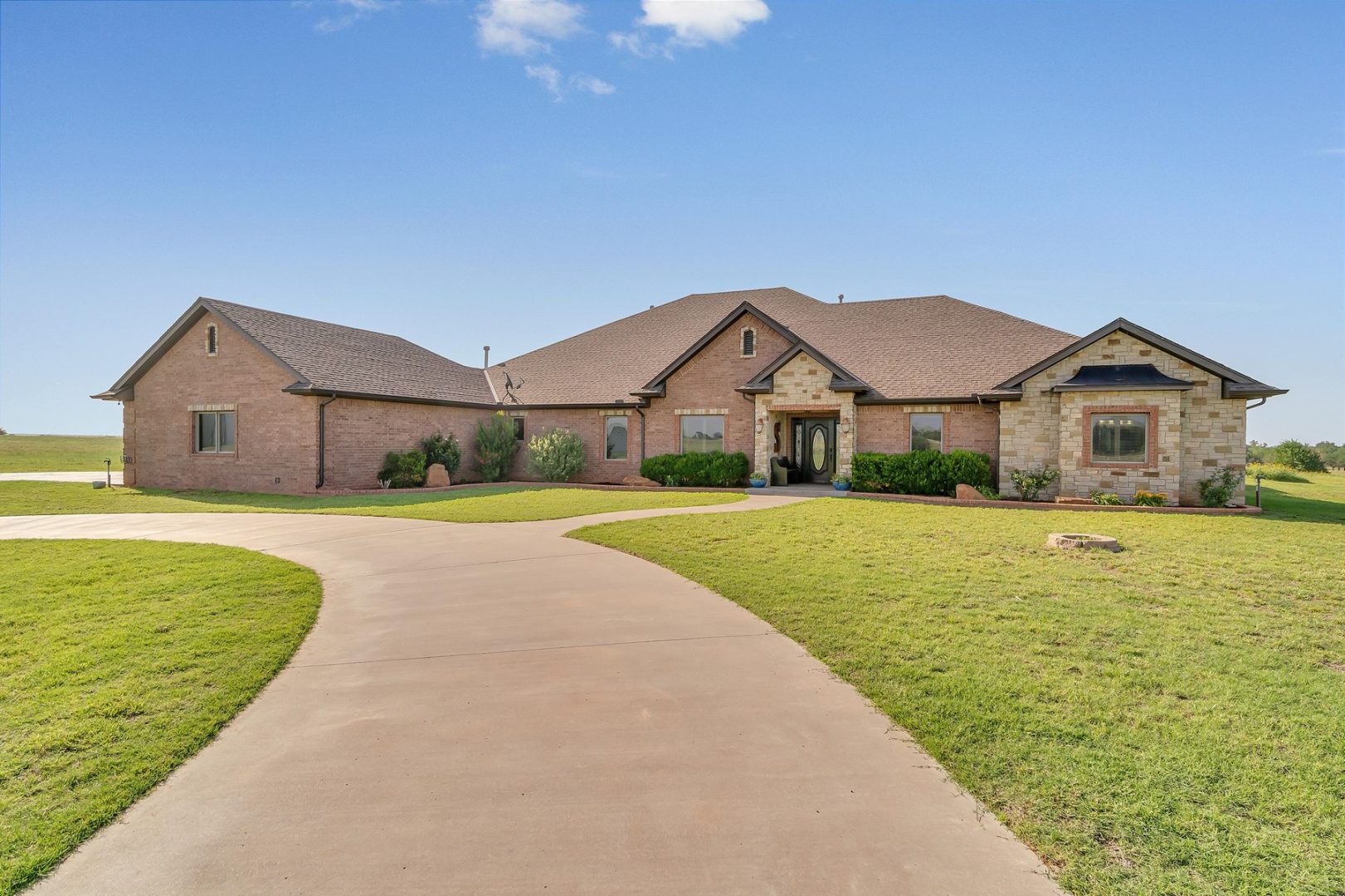 Ranchland in Lone Wolf, OK Home on 275 Acres UCRP